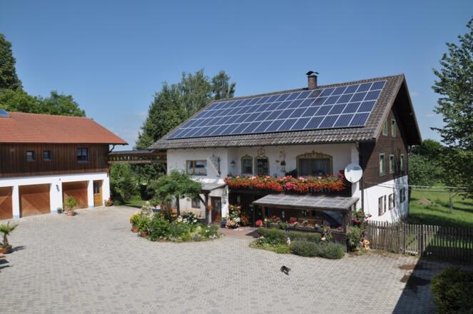 Innenhof mit Terrasse rechts zur Mitbenutzung