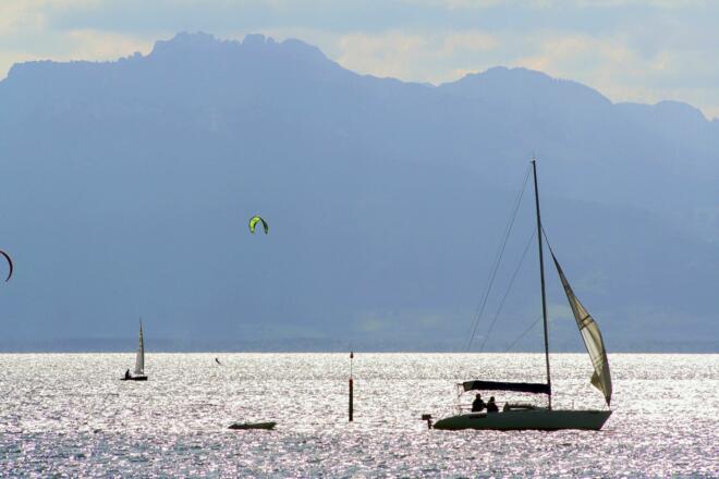 Chiemsee mit Ausblick auf die Berge