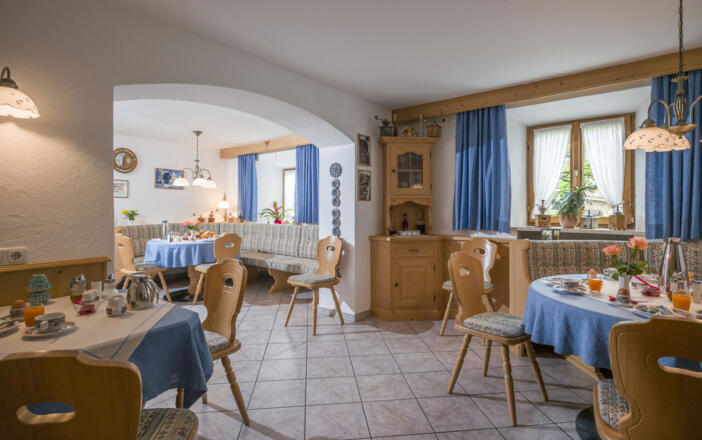 heller und freundlicher Frühstücksraum