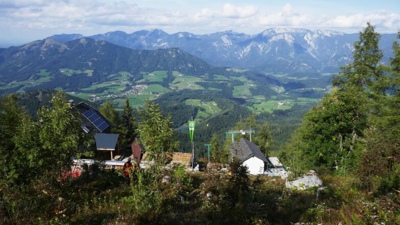 Zellerhütte mit Blick in Richtung Sensengebirge (Hoher Nock)