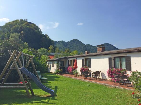 Gäste-Terrasse mit Liegewiese