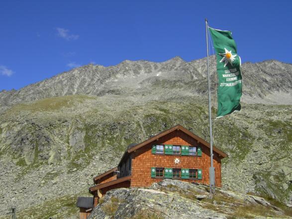 Zittauer Hütte mit Wildkarspitze