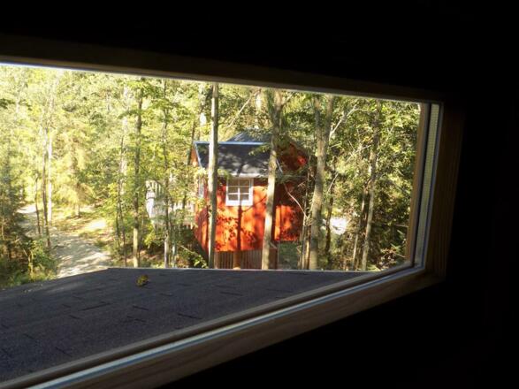 Auszeit - Blick aus der Schlafkoje zum Baumhaus Lönneberga