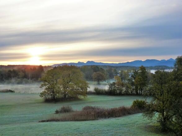 Blick auf Alz, Berge und Chiemsee