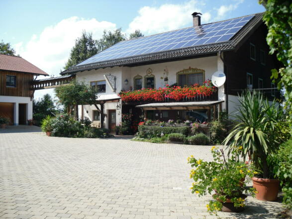 Innenhof mit Terrasse rechts zur Mitbenutzung