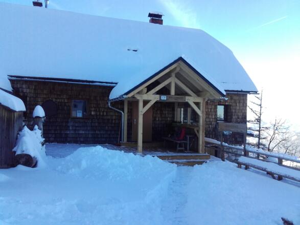Ostterasse und Eingangsbereich winterlich verschneit