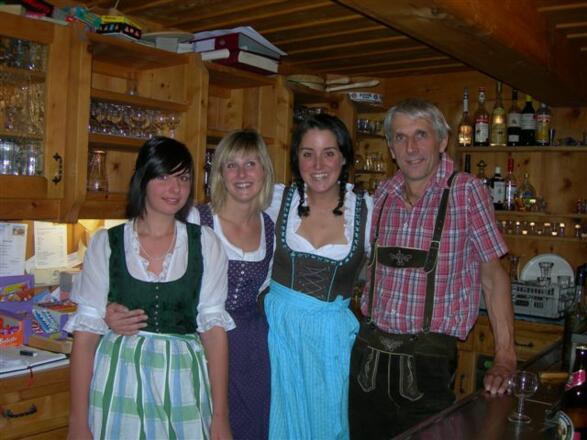 Hüttenwirt Ernst Meschik mit seinen Töchtern