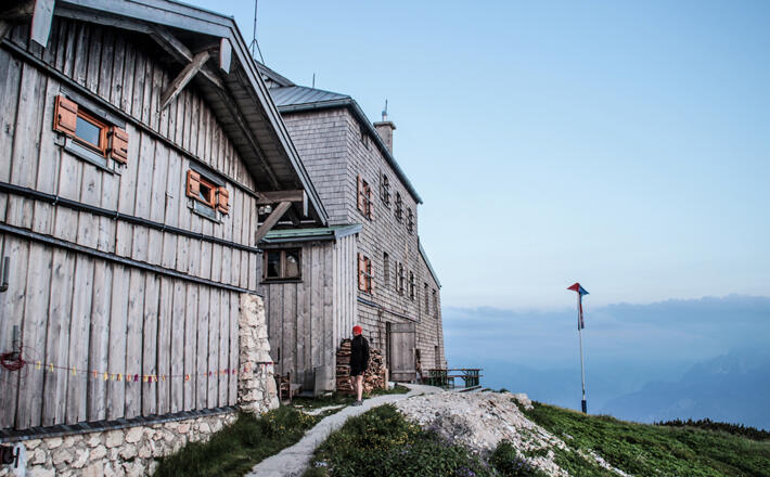 Das Stöhrhaus mit aussichtsreicher Terrasse am Abend