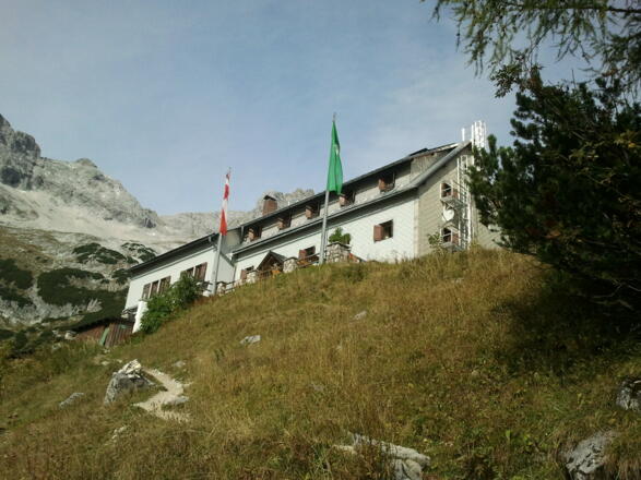 Blick hinauf zum Prielschutzhaus