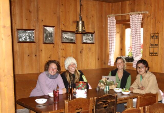 Mittendrin unsere Hüttenwirtin Vroni, immer für ein nettes Gespräch offen.