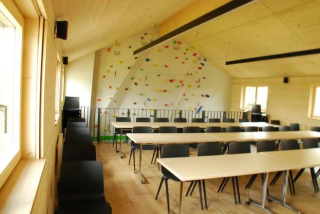 Seminarraum und Kletterwand