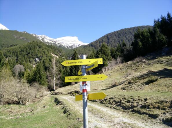 Wegweiser im Talort Grins