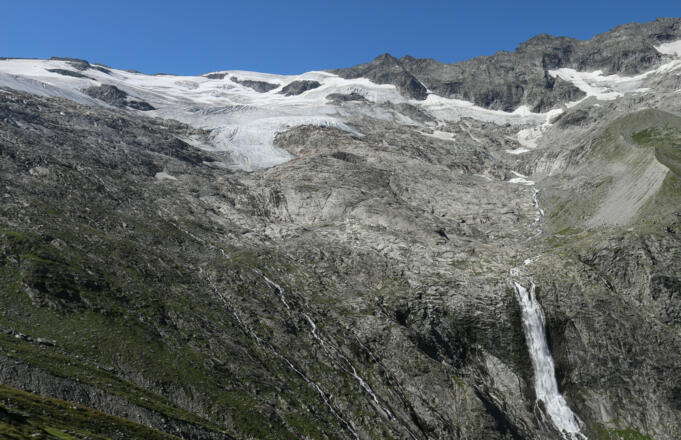 Talschluss mit Wasserfall