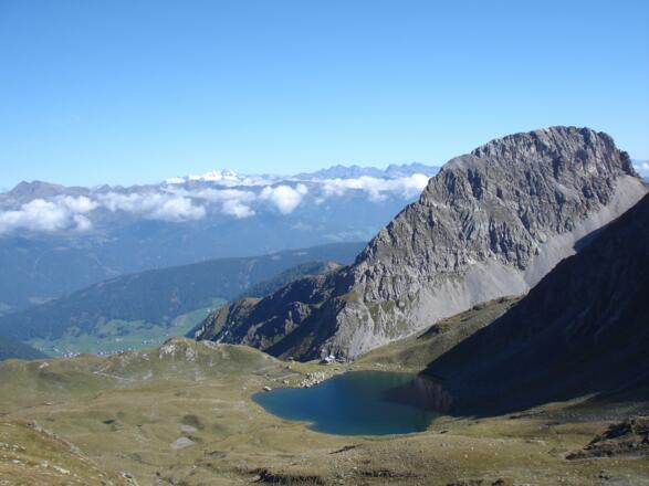 Blick vom Höhenweg zum See und zur Hütte