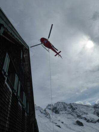 Lieferung von Warmwasserboilern durch den Heli