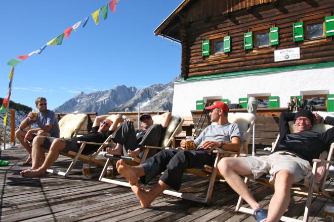 Die Sonnenterrasse der Pfeishütte auf knapp 2000 Metern.