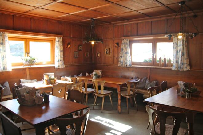 Die gemütliche Gaststube der Pfeishütte.