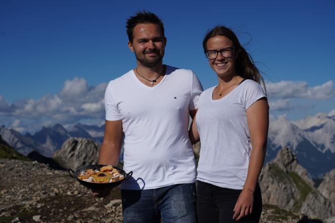 Hüttenwirt Lukas mit Anna - Weiterhin Garanten für den besten Kaiserschmarrn auf der Zillertaler Runde