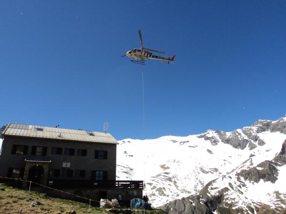 Hütten Start Ende Juni - Hubschrauber bringt Lebensmittel für die Saison