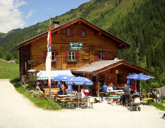 Gemütliche Einkehr bei der Steineralm