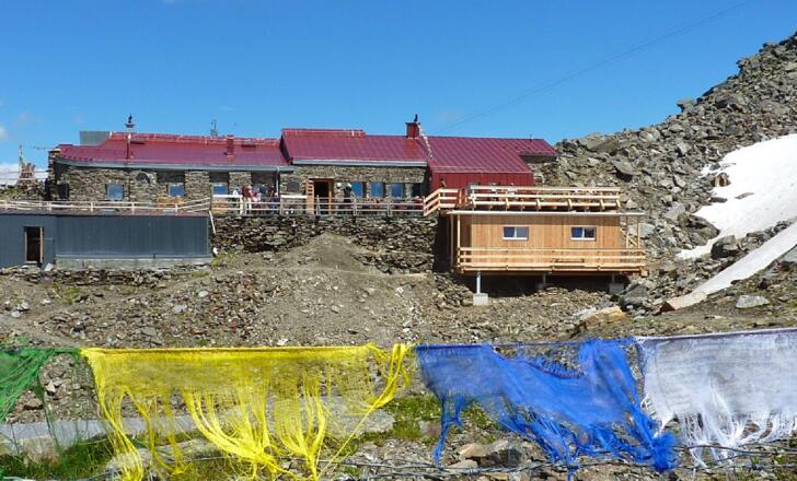 Glungezerhütte mit der neuen Schlafhütte &quot;TuXer&quot;