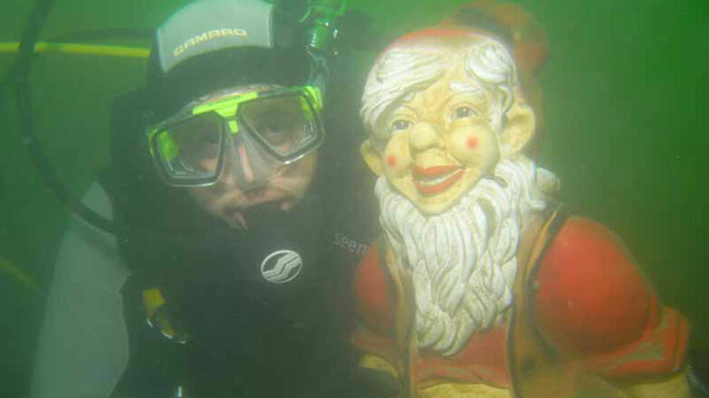 Taucher der Tauchschule Koralle mit Gartenzwerg