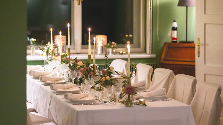 Villa Weiss - Festlich gedeckte Tafel