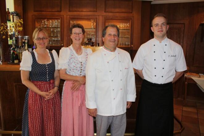 Claudia Häußler mit Restaurant Chef und Team
