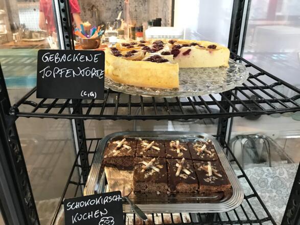 Kuchenvitrine im CafeLaden in Bad Goisern am Hallstättersee