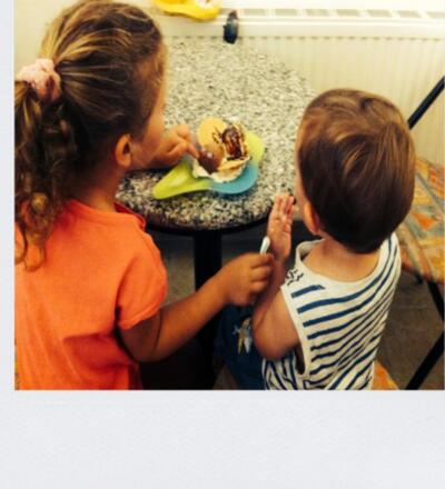 Kinder beim Eisessen