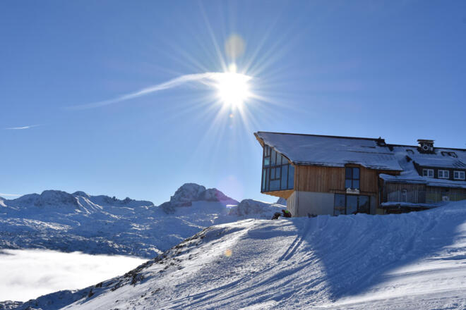 Panoramablick der Lodge im Winter