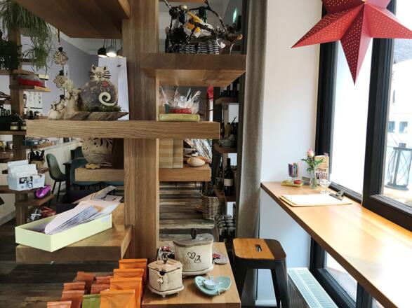 Regal mit netten Mitbringseln und regionalen Geschenken im CafeLaden