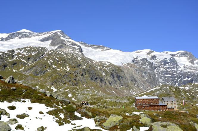 Essener und Rostocker Hütte links im Hintergrund die Simonyspitzen