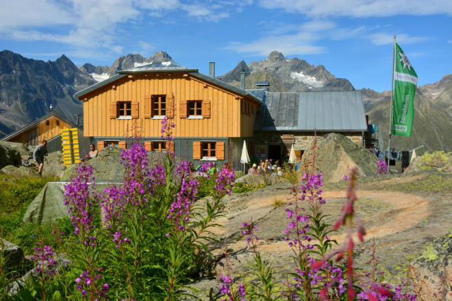 Die Rüsselsheimer Hütte mit dem Kaunergrat im Hintergrund