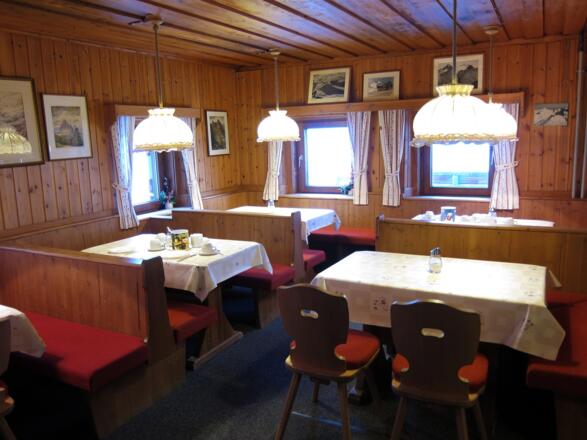 Die gemütliche Stube der Langtalereckhütte.