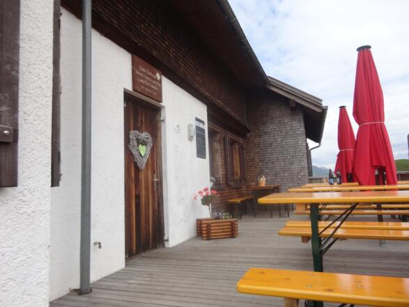 Terrasse mit Tür zum Gastraum