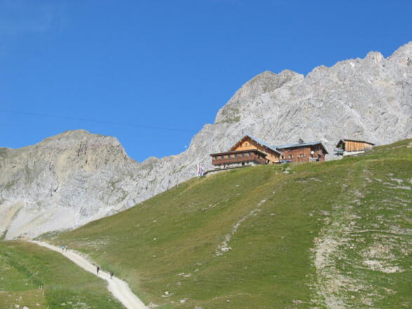 Ulmer Hütte von Süden beim Aufstieg