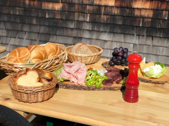 Deftige Brotzeit auf der Kaltenberghütte
