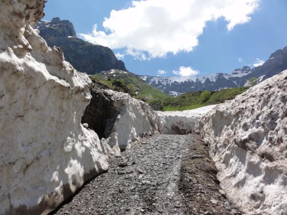 Lawinenreste am Aufstiegsweg im Juni