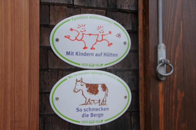 Freiburger Hütte mit den Siegeln des Deutschen Alpenvereins