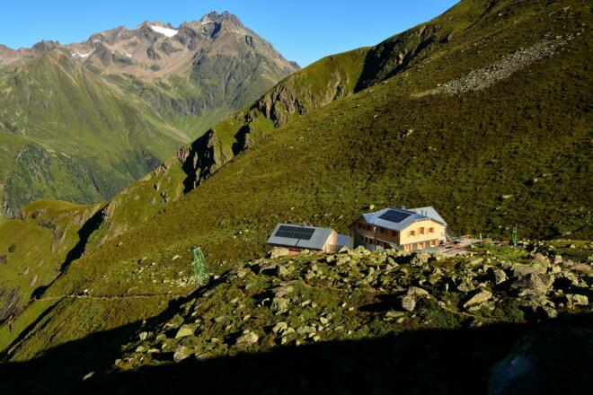 Rüsselsheimer Hütte, im Hintergrund die Rofelewand im Kaunergrat