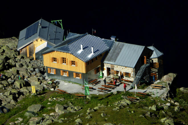 Rüsselsheimer Hütte mit Winterraum vom Aufstiegsweg nach Gahwinden