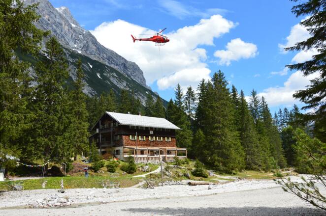 Hüttenversorgung - meist mit dem Heli