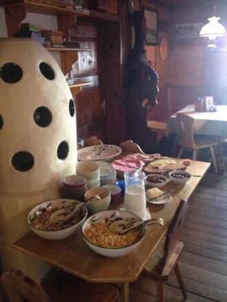 Leckeres Frühstücksbuffet in der urigen Stube