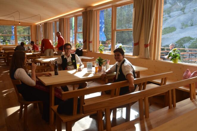 Hell, freundlich, gemütlich - die Gaststuben in der neuen Hütte