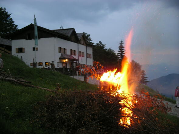 Sonnwendfeuer am Wilden Kaiser, Gaudeamushütte