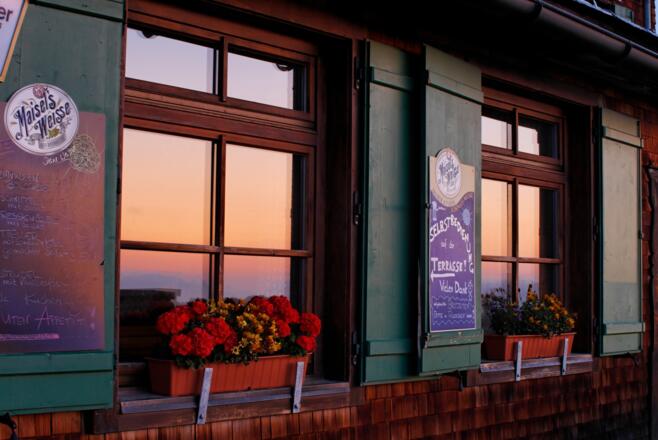 Morgensonne im Spiegel der Fenster