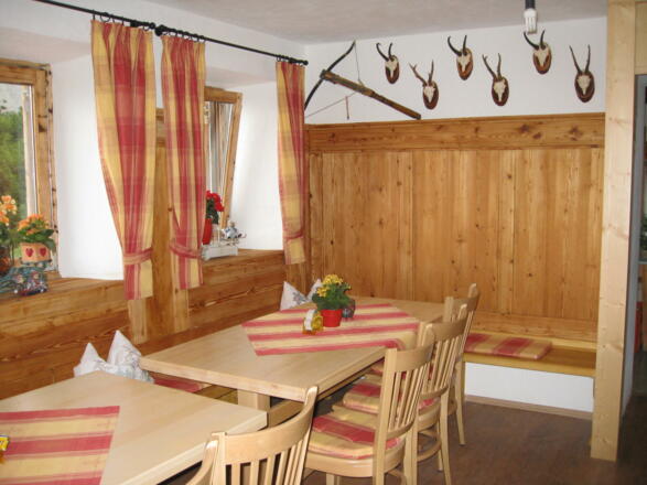 Gaststube in der Gaudeamushütte