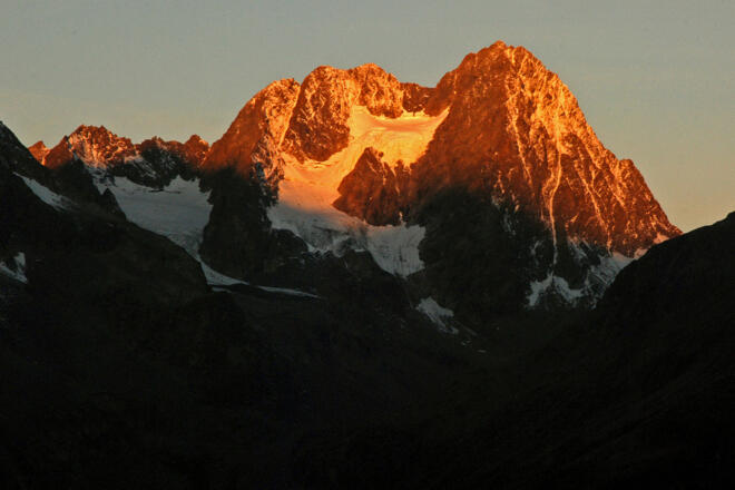 Blick zur Wazespitze im ersten Morgenlicht