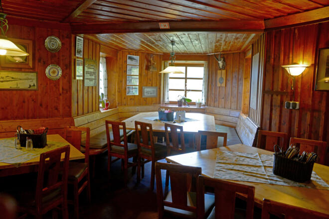 Blick in die gemütliche Erkerecke des Gastraums